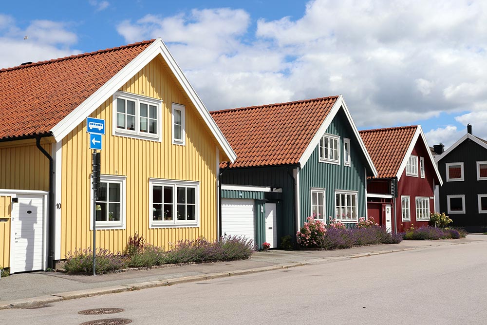 villakvarter med bostäder i olika färger